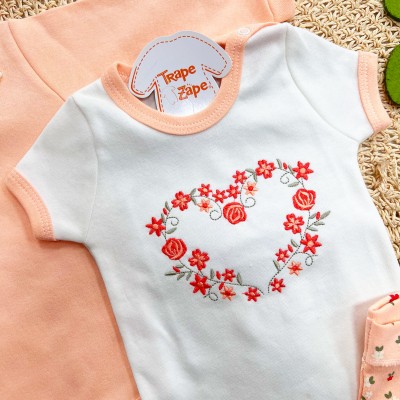  CONJ. DE MALHA 3 PEÇAS - Arco de Coração com Flores e Gola Gripyr - Salmão e Off White